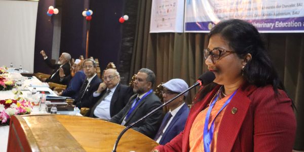 বাকৃবিতে প্রথিতযশা নয়জন ভেটেরিনারিয়ানকে সম্মাননা প্রদান